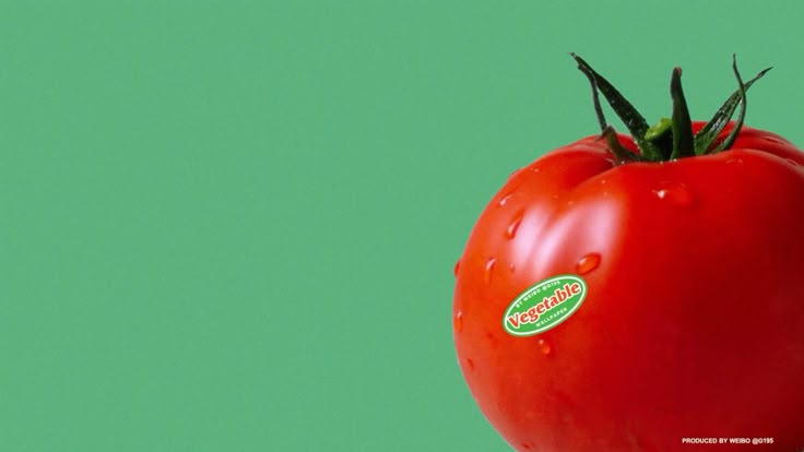 Tomate con fondo verde